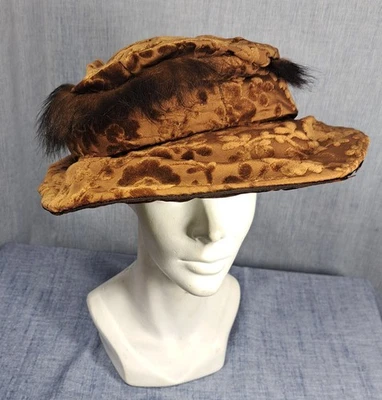 CHAPÉU EDUARDIANO DE VELUDO CORTADO COM ACABAMENTO DE PELE - Imagem 1 de 4