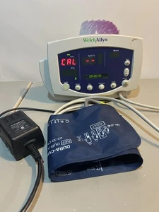 MONITOR DE PACIENTE WELCH ALLYN 53N00, MANGUERA Y MANGUITO BP, BUENA BATERÍA, CABLE DE ALIMENTACIÓN - Imagen 1 de 9
