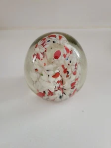 Vintage Art Glass Paperweight Egg Shaped 2 3/4" White Red Confetti with Bubbles - Imagen 1 de 10