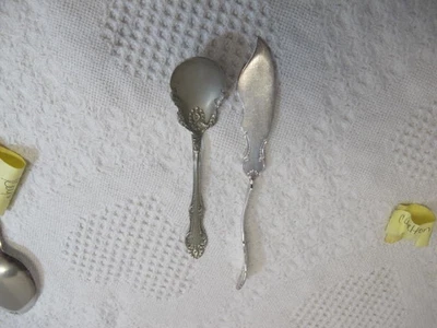 Antiguo cuchillo de mantequilla retorcida y cuchara de gelatina Carlton WM A Rogers placa de plata de 2 piezas Foto 1 de 2