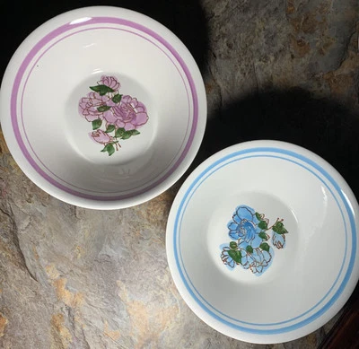 "Cuencos para servir vintage Hankook de 9"" 1 con flores azules y 1 con flores moradas" Foto 1 de 4