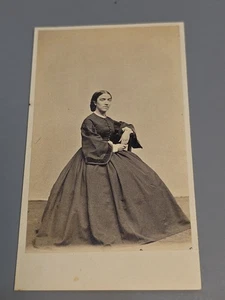 Antiguo Gabinete Tarjeta Dama Increíble Vestido 2.5" x 4.25" S. MASURY BOSTON - Imagen 1 de 6
