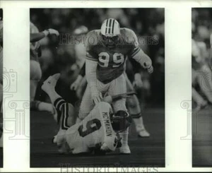 1991 Press Photo Oilers Doug Smith slams Eagles Jim McMahon to turf during game. - Picture 1 of 2