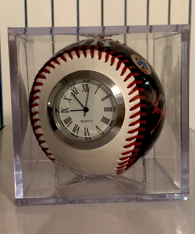 New York Yankees World Series  Rawlings Baseball Clock w/case  and NEW BATTERY Cover