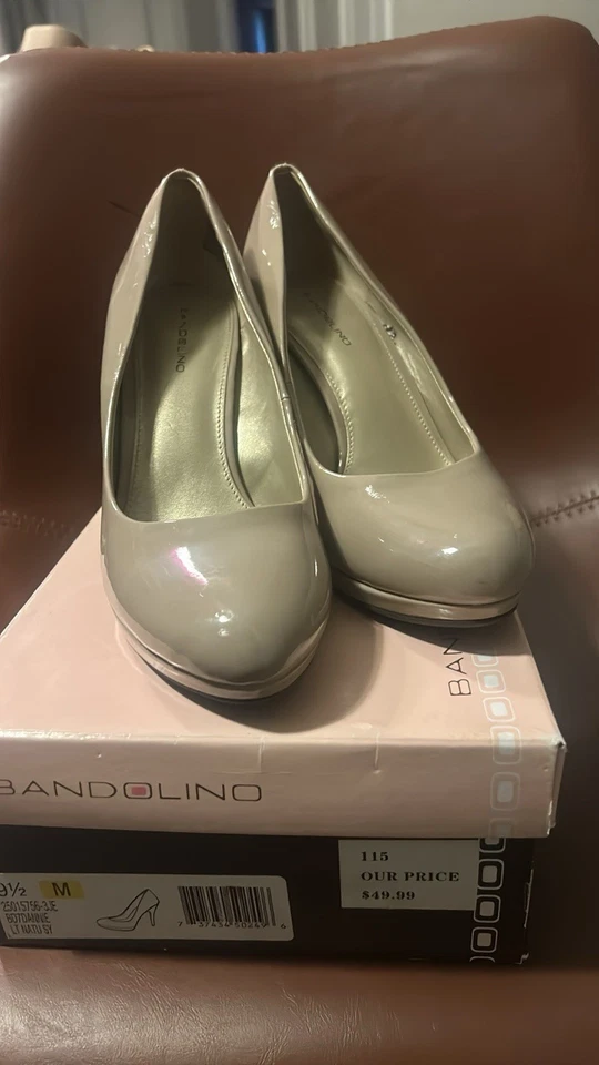 Bombas Bandolino cor nude couro sintético patenteado salto 4 polegadas tamanho 9M - Imagem 1 de 4