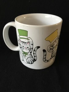 Vintage Kaffeebecher tanzende Katzen mit Zylinderhüten und Fliegen Hergestellt in Japan 10 Unzen - Bild 1 von 8