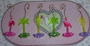 Juego de 6 adornos colgantes únicos de árbol de flamenco rosa piña hechos a mano Luau - Imagen 1 de 11