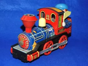 GIOCATTOLI MODERNI MASUDAYA GIAPPONESE N.3912 1960 LITHO BAT/OP BANDIERA WAVING DRIVER LOCO - Foto 1 di 9