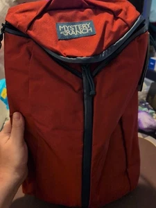 NWT Mystery Ranch Urban Assault 21 L Backpack Garnet Hiking 3 Zip - Picture 1 of 9