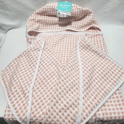 Toalla con capucha para niños Pillowfort con guantes y lazo colgante 28 pulgadas x 54 pulgadas rosa/blanco Foto 1 de 4