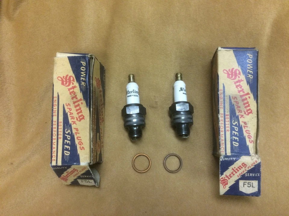 Bujías superiores de porcelana F5L vintage nuevas de colección con anillo aplastante y parte superior, par, nuevas en caja Foto 1 de 1