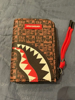 Carteira quadriculada marrom tubarão Sprayground Frenzys - Imagem 1 de 4