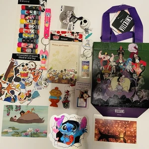 Konvolut verschiedene Disney Aufkleber, Pins, Disney Tasche und mehr siehe Bilder - Bild 1 von 7
