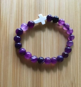 Handgefertigtes lila Amethyst Armband mit weißem Kreuz - Bild 1 von 4