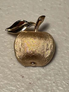 Vintage Signed Crown Trifari Apple Gold Tone Stem Leaf Textured Brooch Pin 1” - Picture 1 of 4
