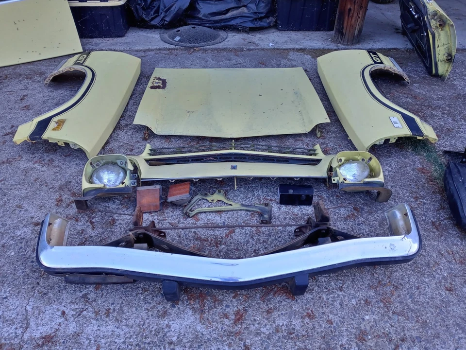 Chevy Vega GT 1976 parte delantera, puertas, tablero, colón del volante, capó, guardabarros, Foto 1 de 4