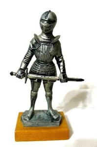 ITALY-DEPOSE 71 1980's MEDIEVAL KNIGHT IN FULL ARMOR HOLDING SWORD WOOD BASE 6" - Picture 1 of 7