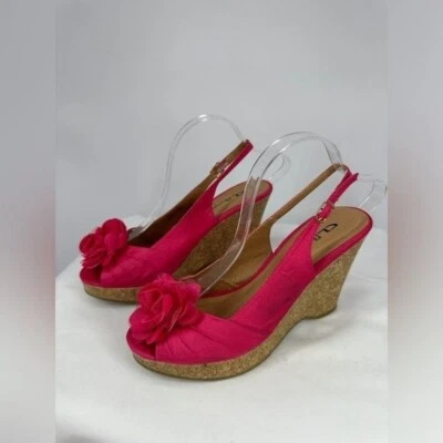 Chinese Laundry | Sandalias con tirantes de 10 cuñas flor rosa caliente para mujer Foto 1 de 4