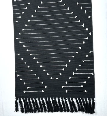 Alfombra Boho 23"x44" Algodón Mezcla Poli Tejido Lavable Blanco y Negro con Borlas Nueva Foto 1 de 4