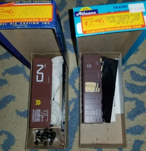 HO Lot von zwei Eastern Maine EMMRC MEC CN Güterwagen-Bausätzen siehe Beschreibung Neu in Verpackung - Bild 1 von 1