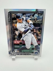2025 Topps Update Aaron Judge US86 Legends Unite Rainbow Foil Yankees - Picture 1 of 2