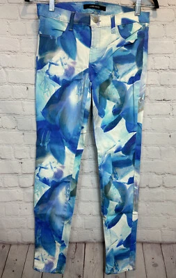 Pantalones de mezclilla elásticos súper ajustados azules pinta florales talla 27 J Brand 620 Foto 1 de 4
