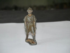 FIGURINE ALU ALUDO MILITAIRE AU DÉFILE FUSIL ÉPAULE ALU 15 ( CASSE ) - Picture 1 of 1