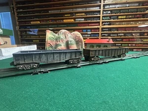 Dos autos Lionel desgastados personalizados NYC 6462 góndola negra y góndola Lionel 6032 Ex - Imagen 1 de 10