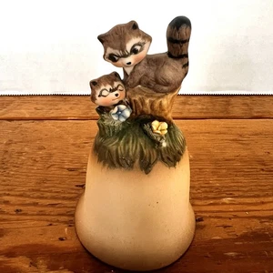 "Campana de porcelana vintage con mapaches antropomórficos como mango 4""" - Imagen 1 de 6