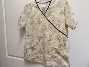 Blusa Médica Mujer SB Talla Mediana, Tostada con Flores Azules y Negras. - Imagen 1 de 4