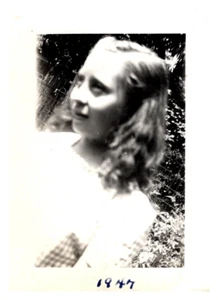 Antikes Foto schönes junges Mädchen Candid Shot, lockiges Haar, 40er Jahre Kindermode - Bild 1 von 2