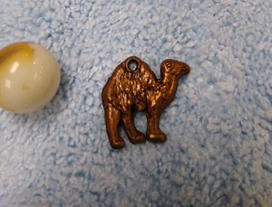 Vintage Cracker Jack Charm Preis Metallisiert Kunststoff Bronziert Kamel - Bild 1 von 1