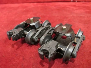 Lionel POSTWAR O GAUGE  STAPLE END TRUCKS WITH ROLLER PICK UP - Picture 1 of 9