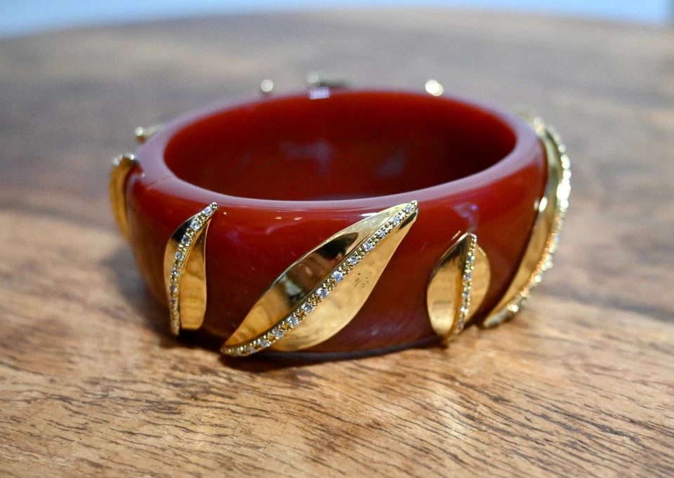 Nuevo brazalete con bisagras revestido de oro de 18k de resina carmesí MIRIAM SALAT de $695 Foto 1 de 4