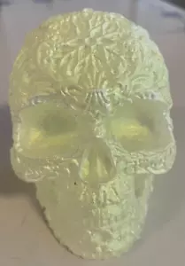 Figura Calavera Acrílica De Colección, Amarillo Claro Metálico 3.25" x 4" x 2.75" ¡Espeluznante! - Imagen 1 de 6
