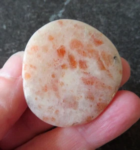 BEAUTIFUL SUNSTONE (12.1 grams / 39 mm) PALMSTONE / FLAT STONE (1) 'JOY' - Foto 1 di 7