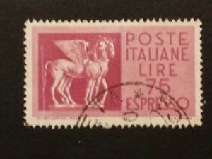 REPUBLIK VIELFALT VERTIKALE ZEILE HINTER DEM SCHWANZ ANSEHEN  - Bild 1 von 1