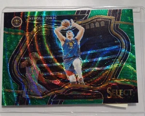 Nikola Jokic Panini Select Courtside Green Wave Variation Serie #38/50 Chino - Imagen 1 de 3