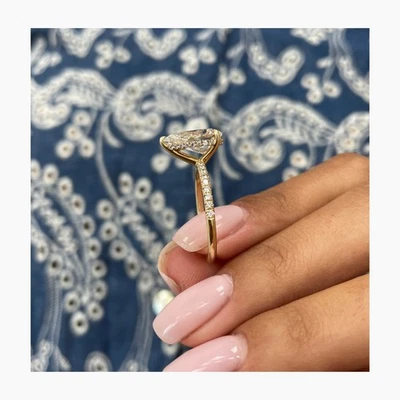 Anillo de compromiso de diamantes certificado IGI pera VS1 F 2,8 quilates halo oculto oro 14K Y Foto 1 de 4