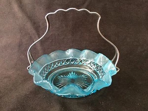 PRETTY VINTAGE SOWERBY (?) CUT BLUE GLASS EPNS HANDLED DAISY BOWL 135mm DIA. - Picture 1 of 5