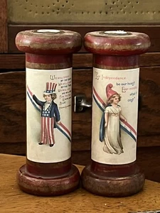 Primitivo Antiguo Pintura Roja Hilo de Madera Rojos Juego Portavelas Patriótica Niña Niño - Imagen 1 de 12