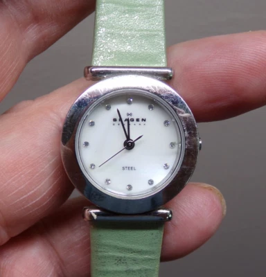 Women's SKAGEN Water-Resistant Watch w/ New Battery - Works Great! Foto 1 de 4