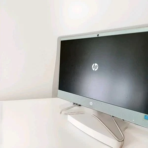 HP 22 All-in-One PC 22" Intel Pentium G5420T 3.19 GHz Computer W Keyboard/mouse - Picture 1 of 4
