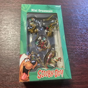 JUEGO DE 5 MINI ADORNOS TREVCO SCOOBY DOO RED DE DIBUJOS ANIMADOS NUEVO EN CAJA - Imagen 1 de 3