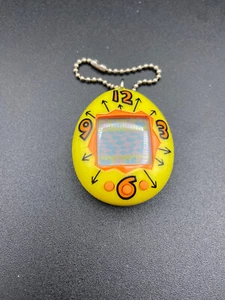 Tamagotchi Original P1/P2 Yellow Bandai 1997 Tested Ok - Picture 1 of 1