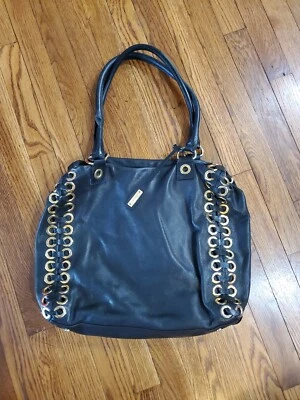 Usado en excelente estado--Bolso de hombro Abro grande de cuero negro suave con detalles de ojal dorado/cuero Foto 1 de 4