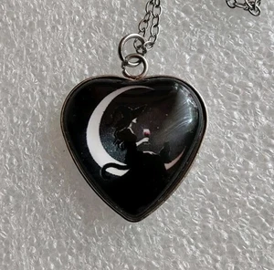 Kette mit Glasherzanhänger Kleine Hexe  - Bild 1 von 3