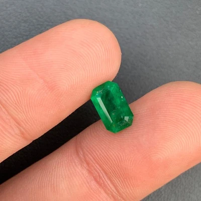 Natural Swat Green Emerald 1.77 ct Faceted Octagon Emerald Cut Losse Gemstone - Image 1 of 4