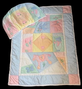 Vintage House of Hatten Babydecke Krippe gesteppt Pferd rosa blau Stickerei 47”x36” - Bild 1 von 6