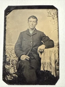 Hübscher Mann ZIGARRE in handgetönter Krawatte Taschentuch antik 1870er Farbfoto - Bild 1 von 12